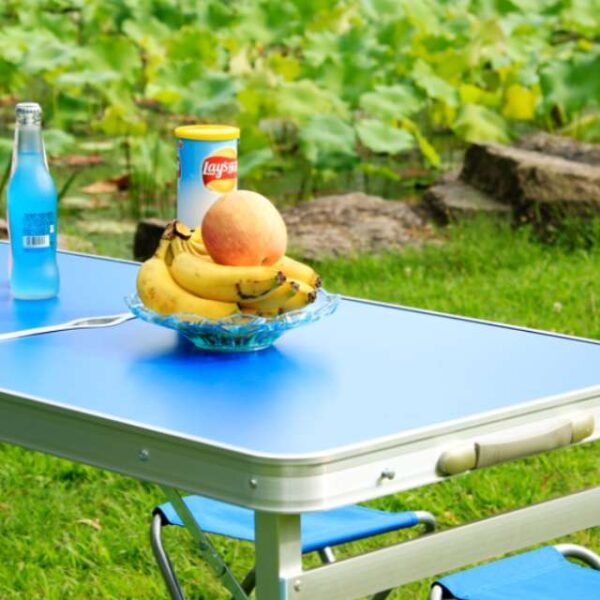 Durable picnic table set with 60 kg bearing capacity.